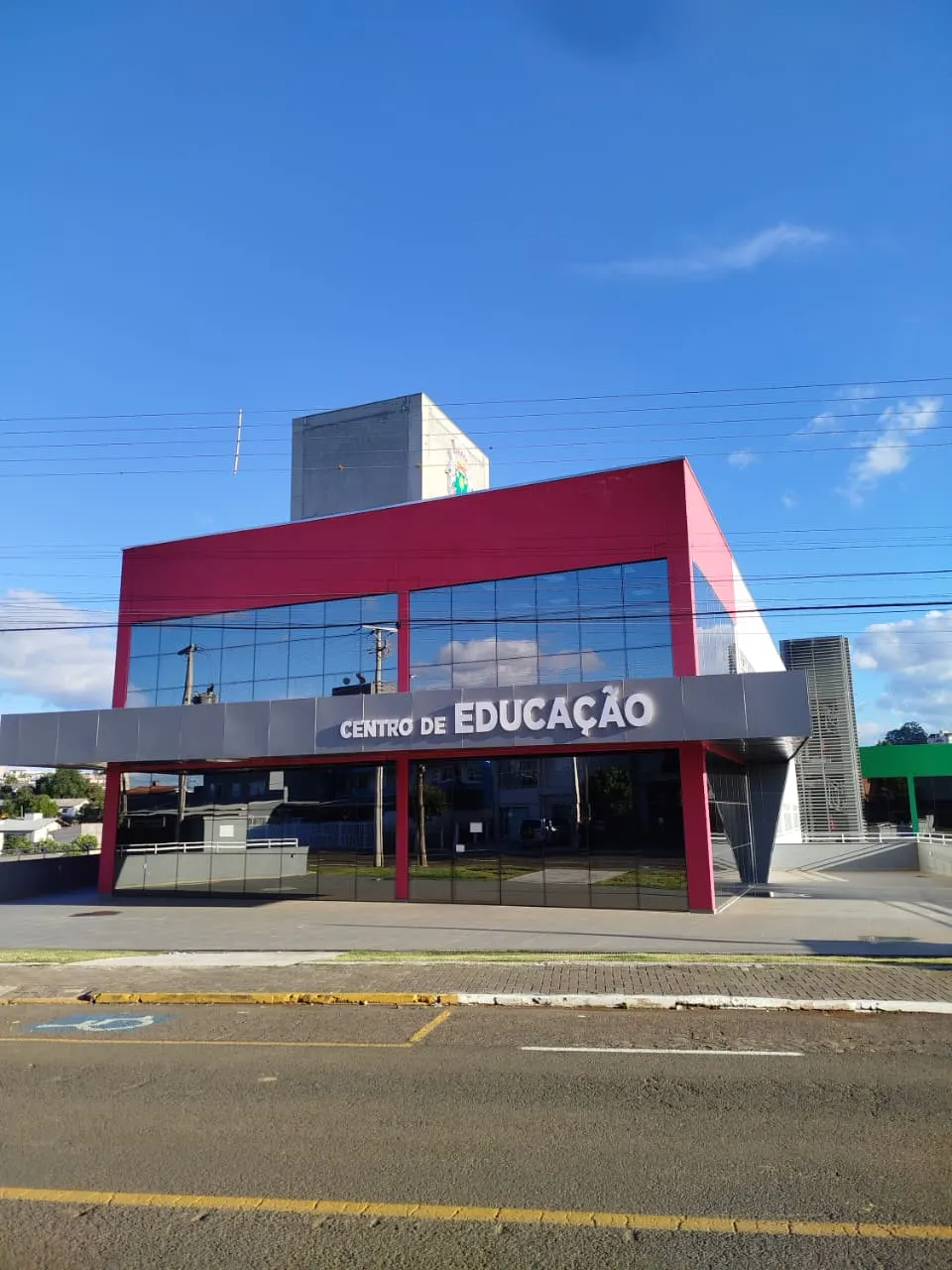 Centro de educação com vidros da fachada protegidos por película