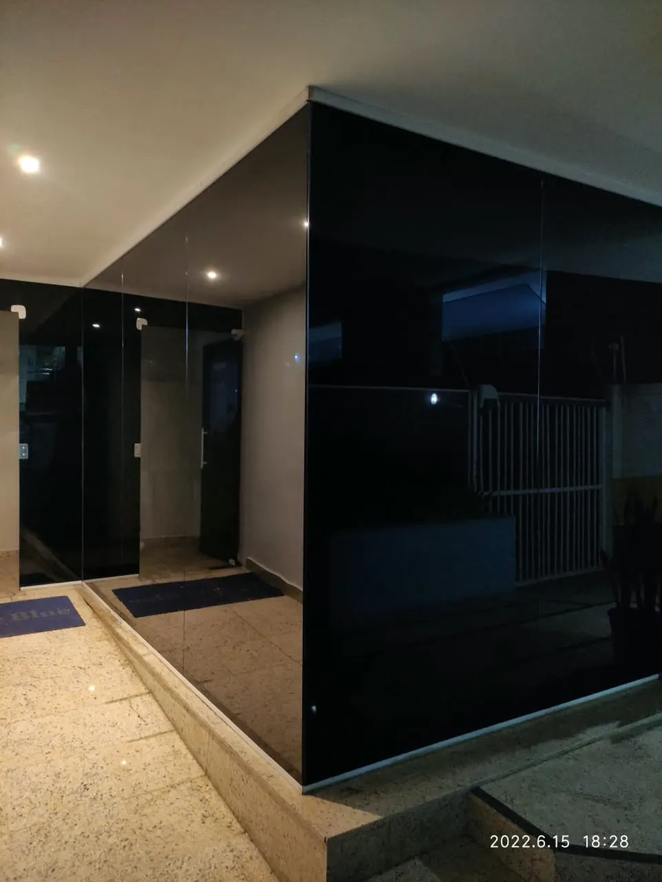 Hall de entrada com película escura vista à noite