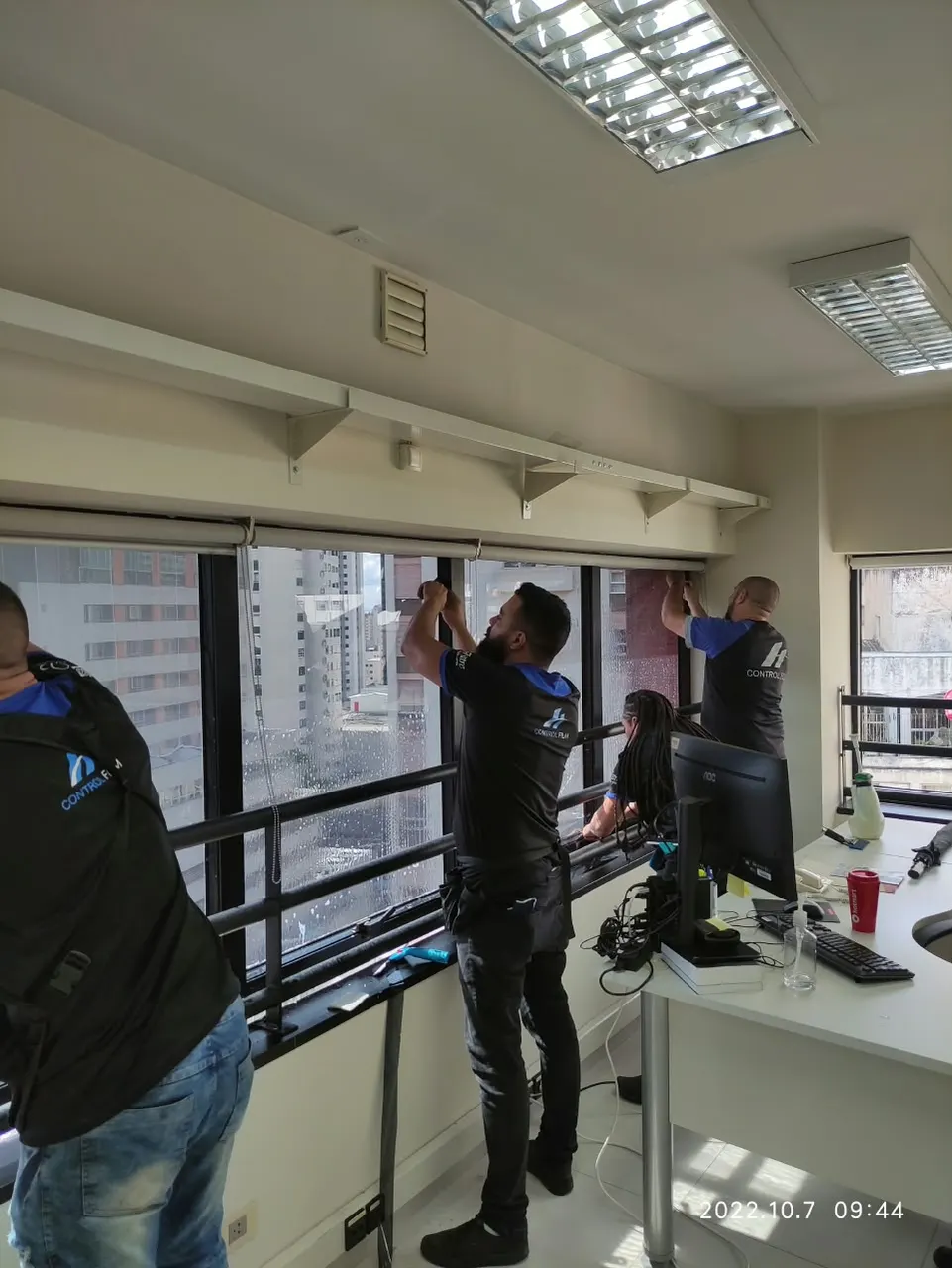 Instalação de película em janelas basculantes de sala comercial