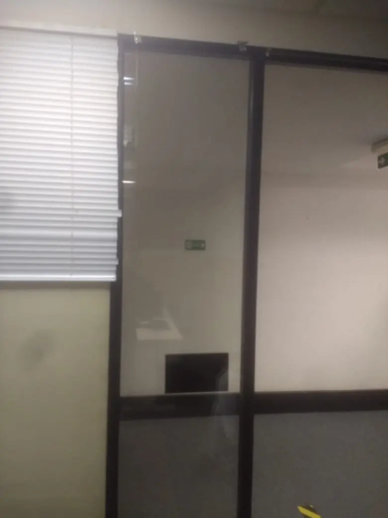 Insulfilm jateado em divisória de escritório