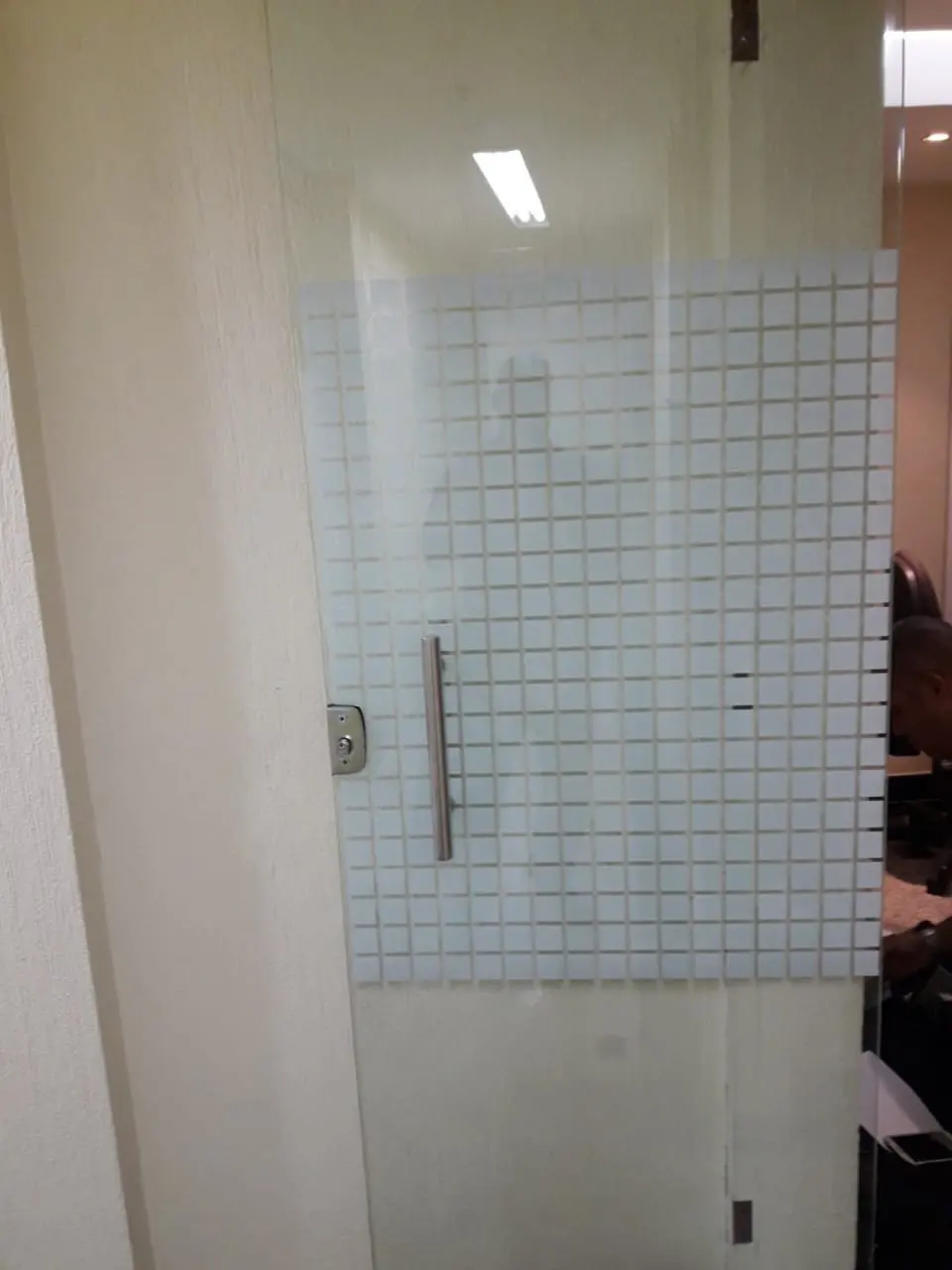 Película jateada decorativa aplicada em vidro