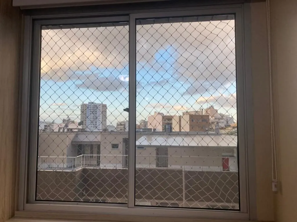Janela com película de redução de calor