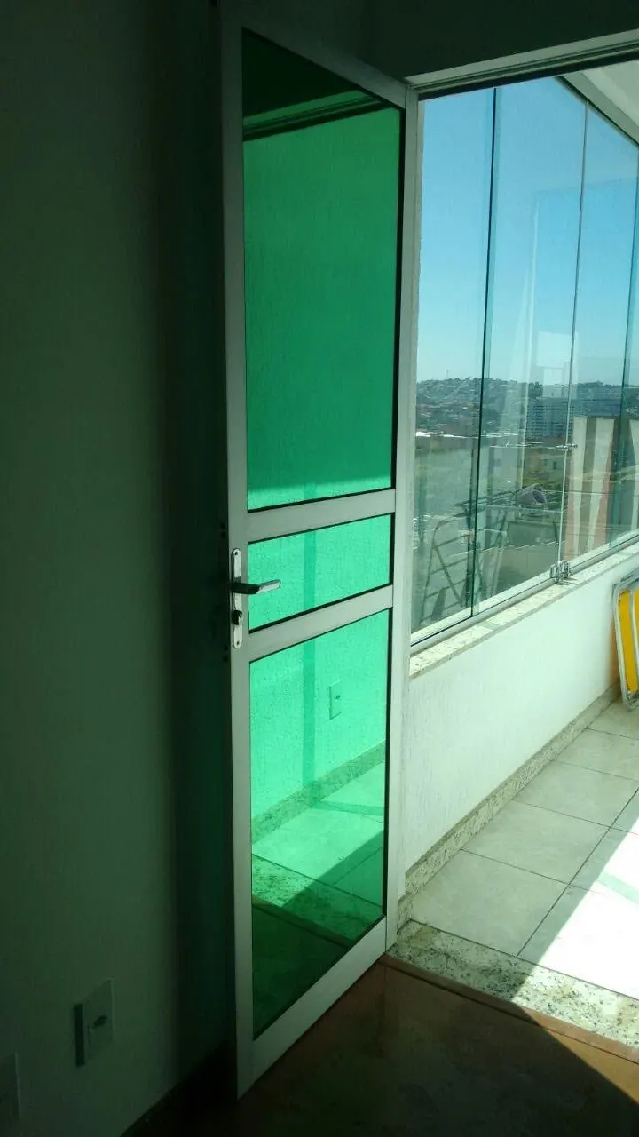 Película espelhada verde em vidro