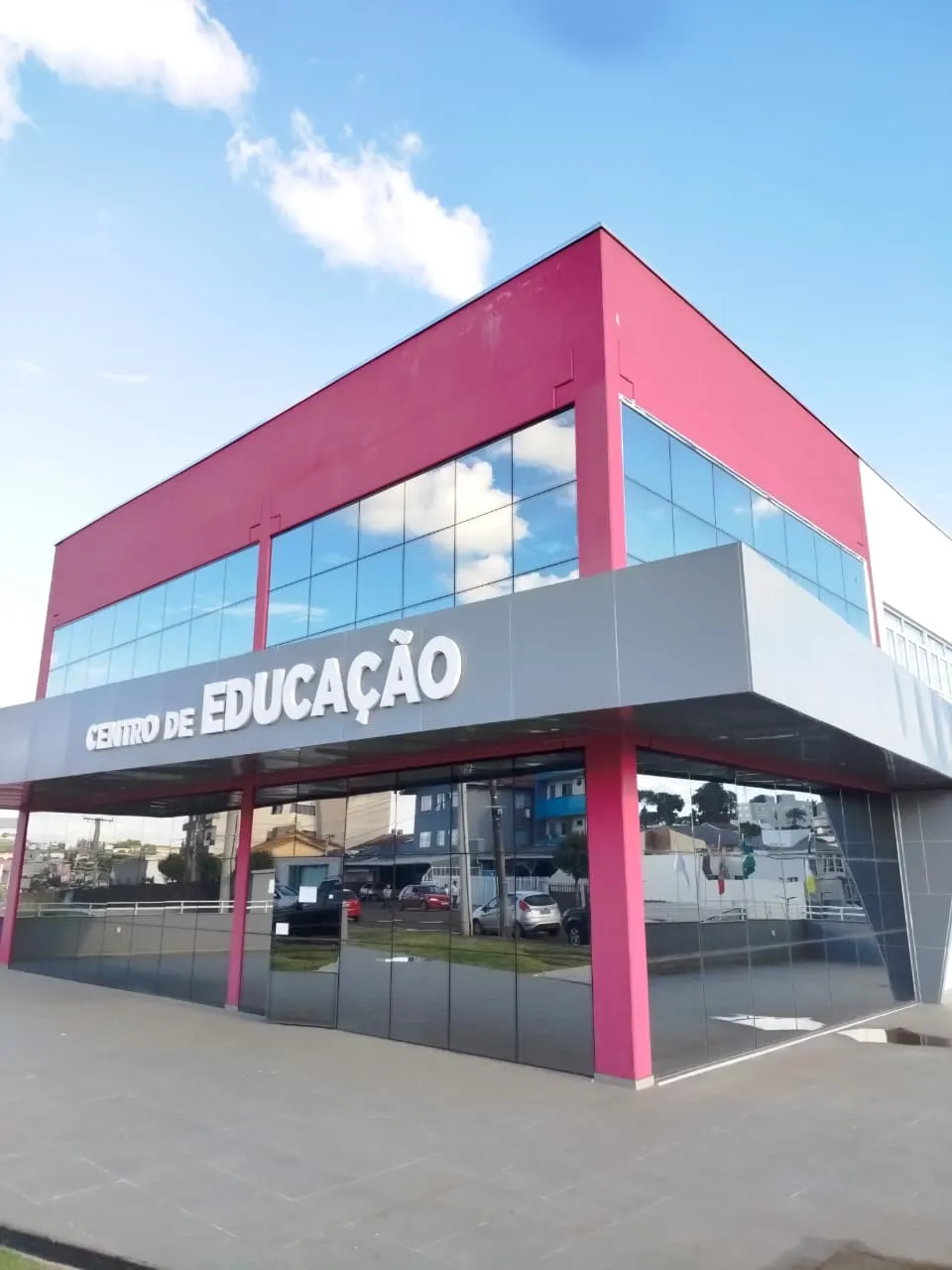 Fachada de vidro de um centro de educação