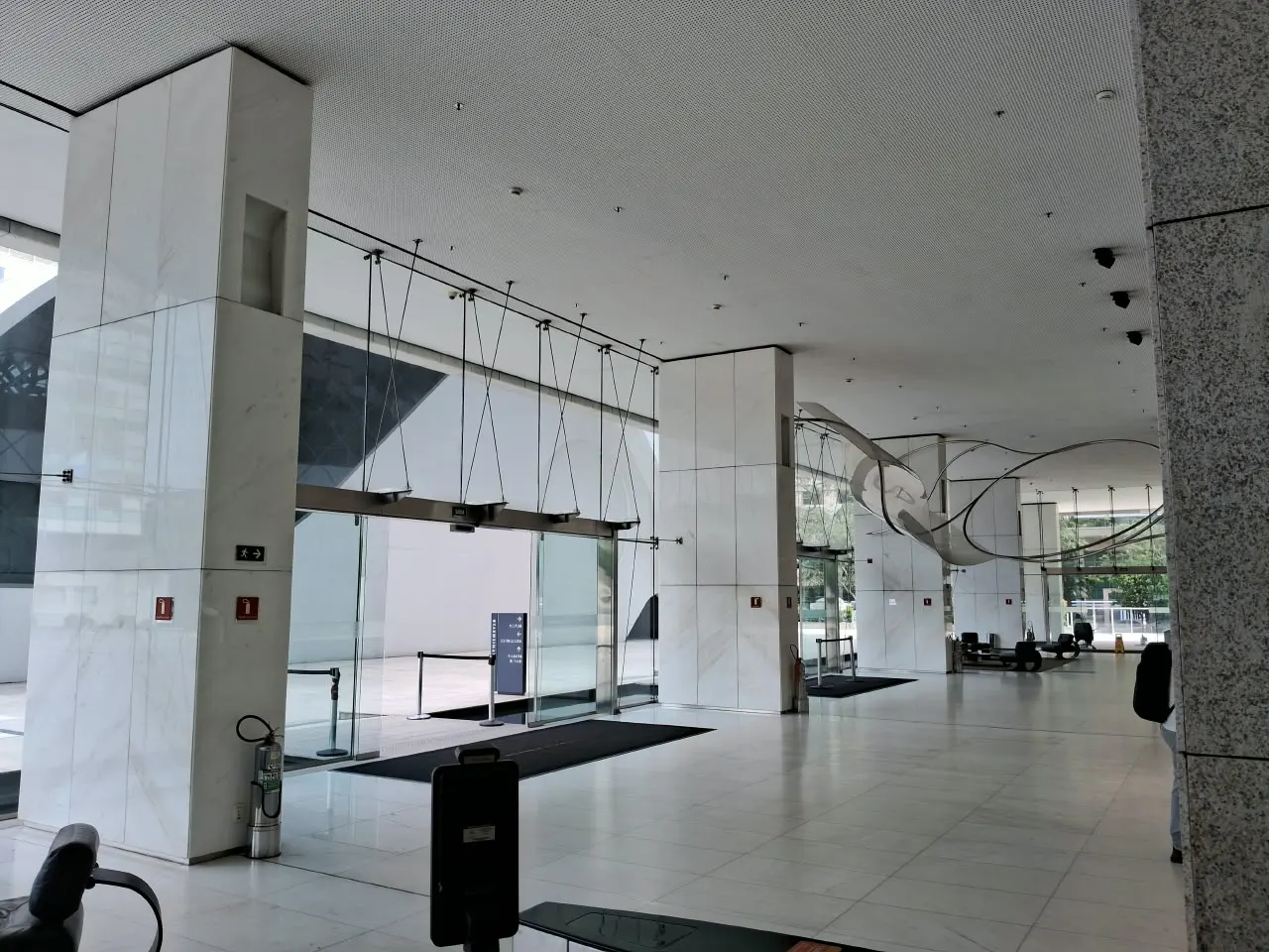 Hall de edifício comercial com grandes painéis de vidro