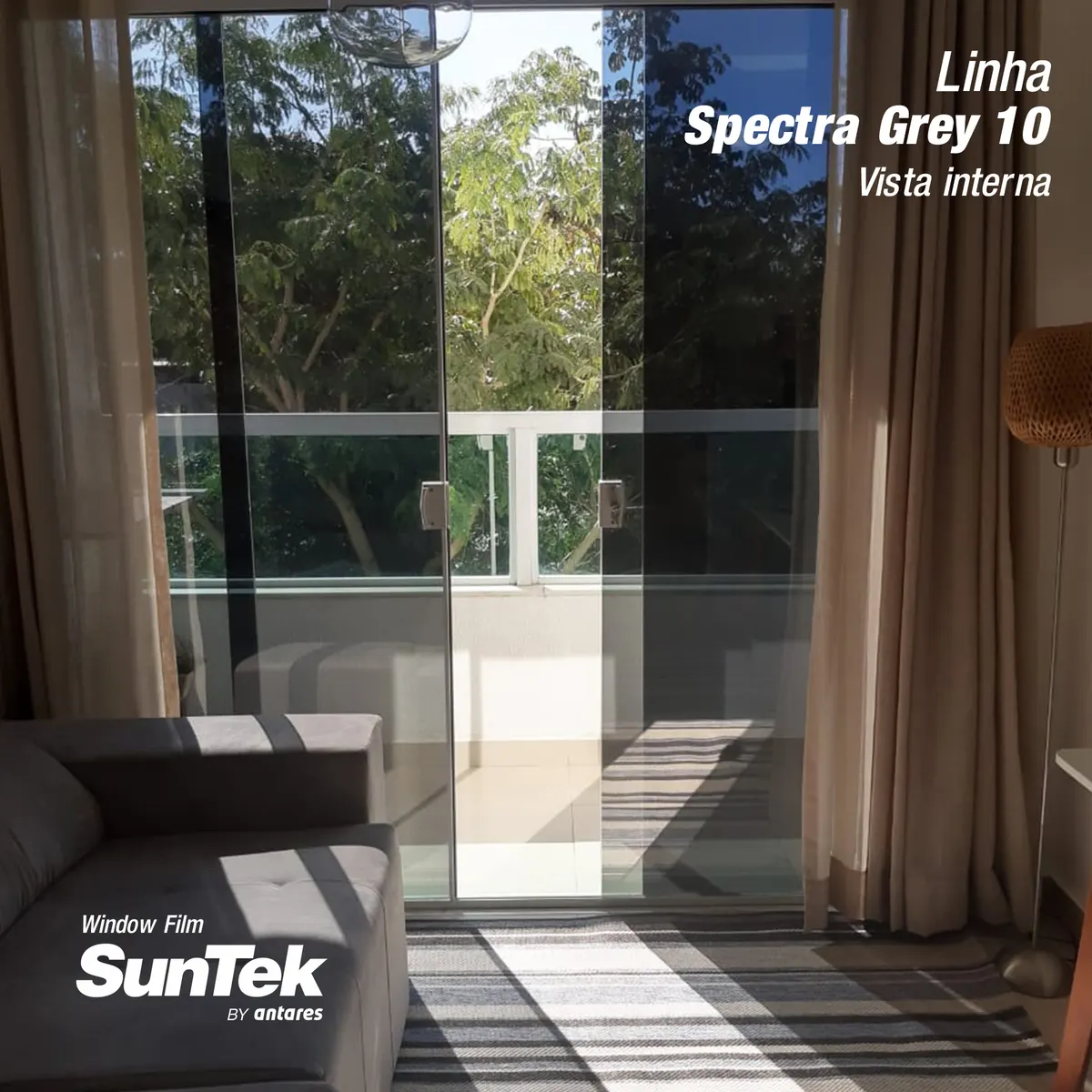 Película fumê Spectra Grey 10 aplicada em sala de estar